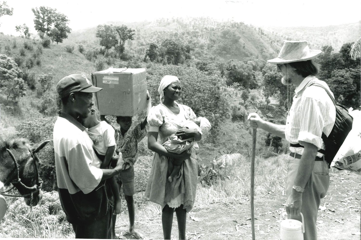 Haiti, Pérodin: Georges Conus meets a group of people on the way.
