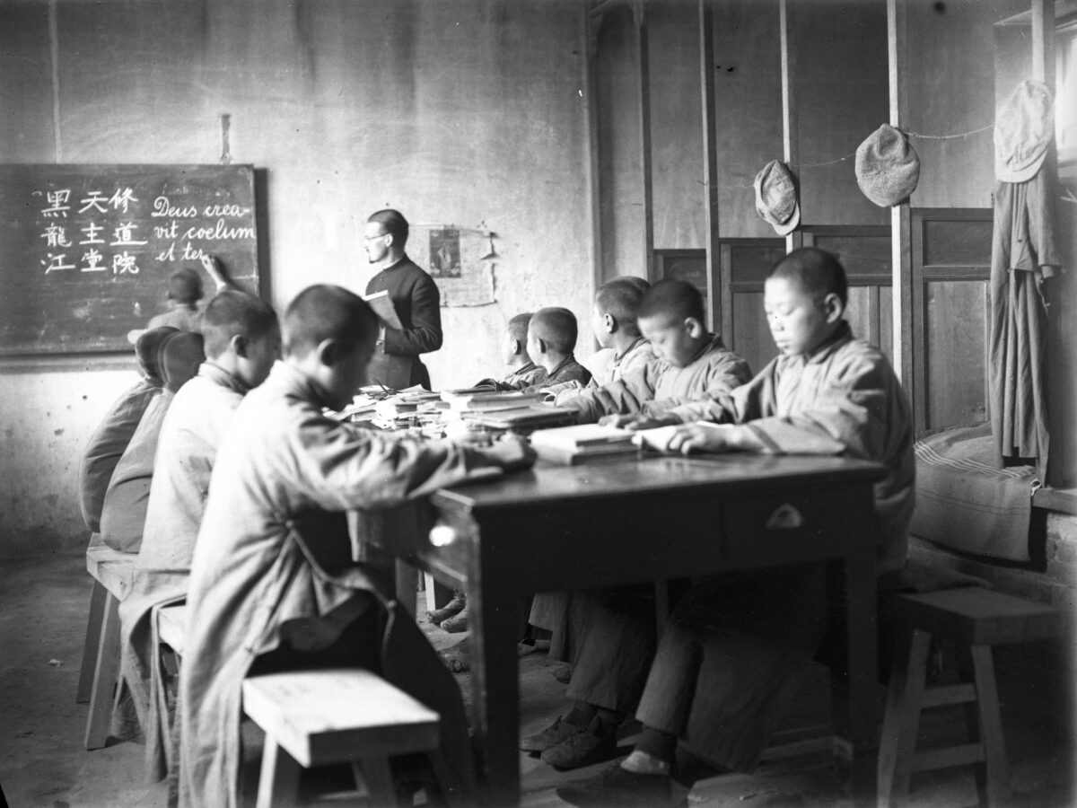Eugen Imhof (1899-1934) teaching Latin to Chinese boys, photographed between 1926 and 1934. (SMB Archive, FDC 118/42) Eugen Imhof (1899-1934) teaching Latin to Chinese boys, photographed between 1926 and 1934. (SMB Archive, FDC 118/42)