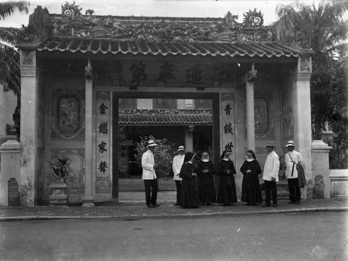 Ingenbohl sisters and SMB missionaries in front of a Chinese temple, location and date unknown. (SMB archive, FDC 121/120) Ingenbohl sisters and SMB missionaries in front of a Chinese temple, location and date unknown. (SMB archive, FDC 121/120)