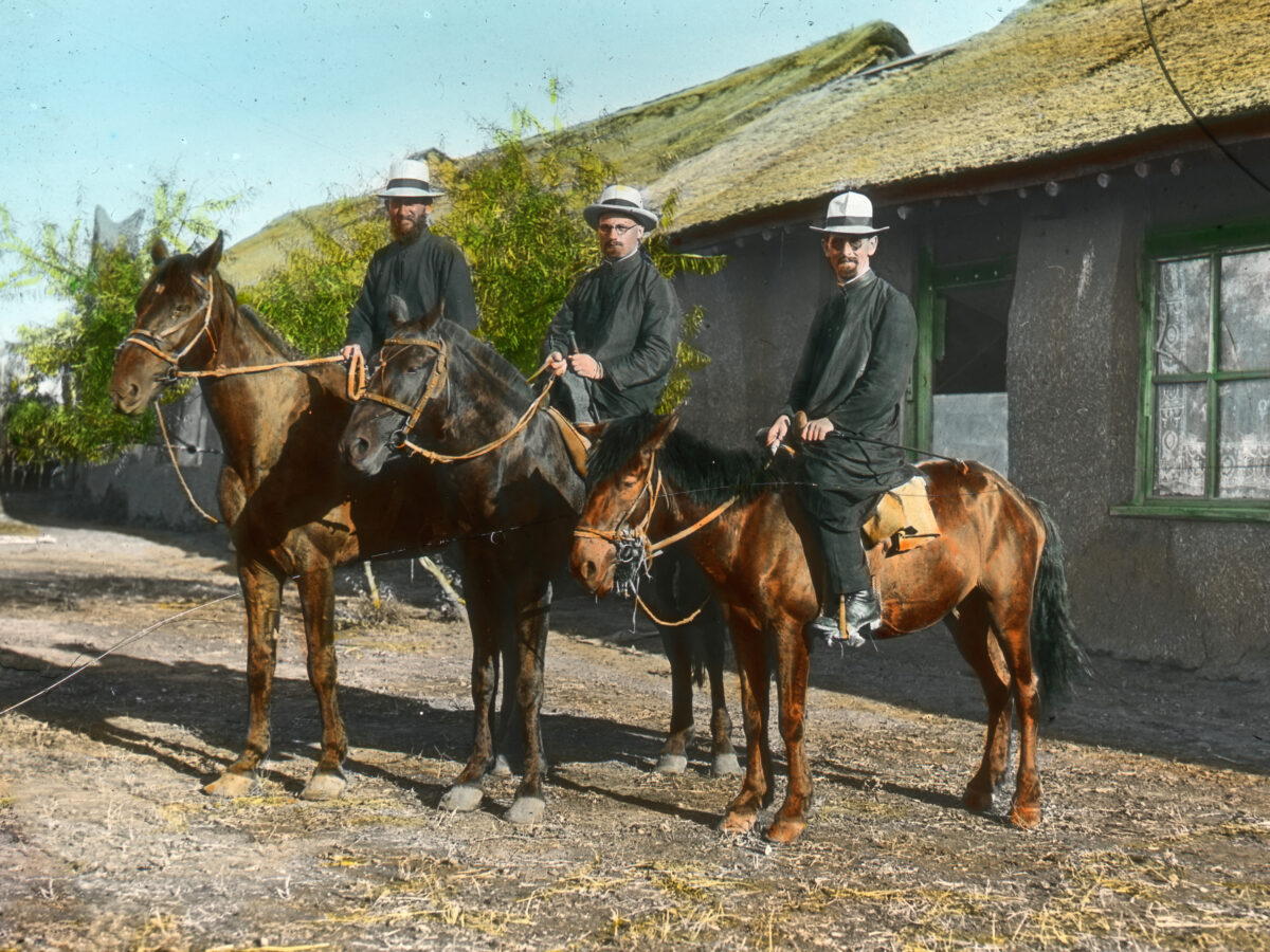 Three SMB missionaries on horseback in Qiqihar: Anton Jörg, Emil Weber and Ernst Manhart (from left). (coloured, date unknown, SMB archive, FDC 118/220) Three SMB missionaries on horseback in Qiqihar: Anton Jörg, Emil Weber and Ernst Manhart (from left). (coloured, date unknown, SMB archive, FDC 118/220)