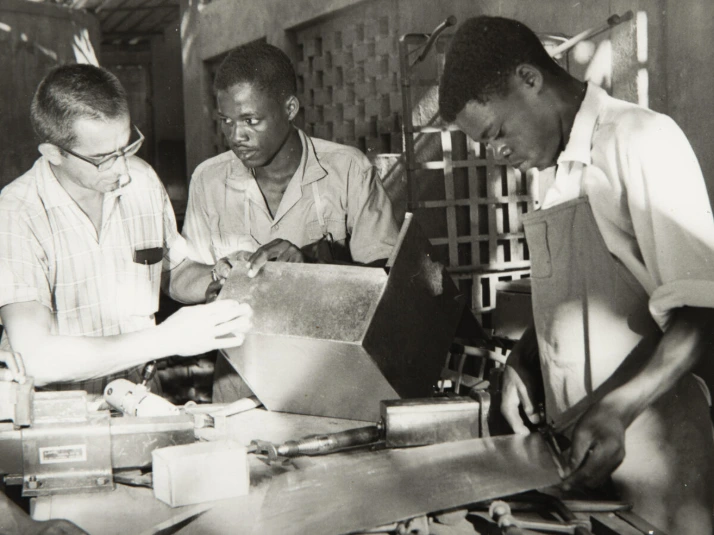Brother Walter Schurtenberger teaching locksmith apprentices in Berejena in what was then Rhodesia in 1970. (SMB archive) Brother Walter Schurtenberger teaching locksmith apprentices in Berejena in what was then Rhodesia in 1970. (SMB archive)