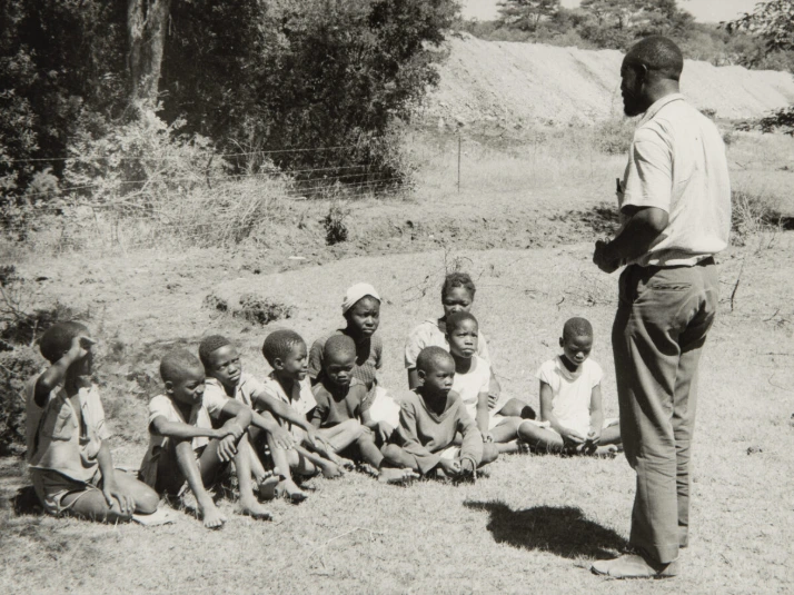 SMB-trained catechist S. Mashoko speaks to children and women in Gweru in 1970. (SMB archive) SMB-trained catechist S. Mashoko speaks to children and women in Gweru in 1970. (SMB archive)