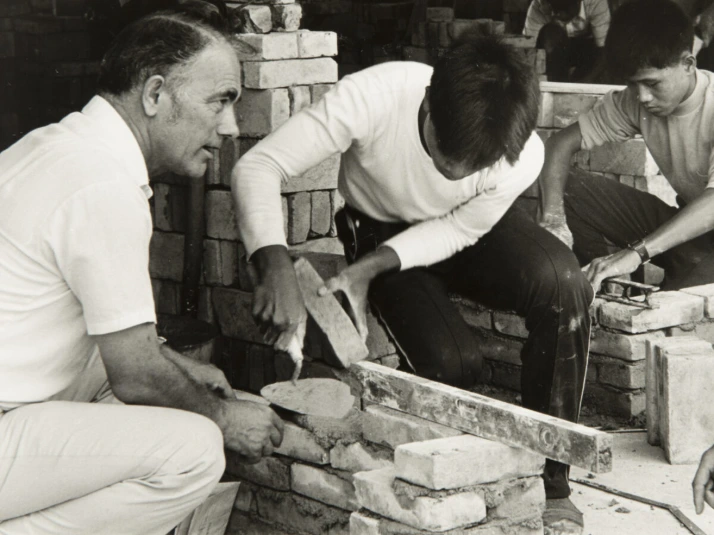 Franz Leimer gives instructions to students building a wall at the craftsmen's school in Taitung in 1982. (SMB archive). Franz Leimer gives instructions to students building a wall at the craftsmen's school in Taitung in 1982. (SMB archive).