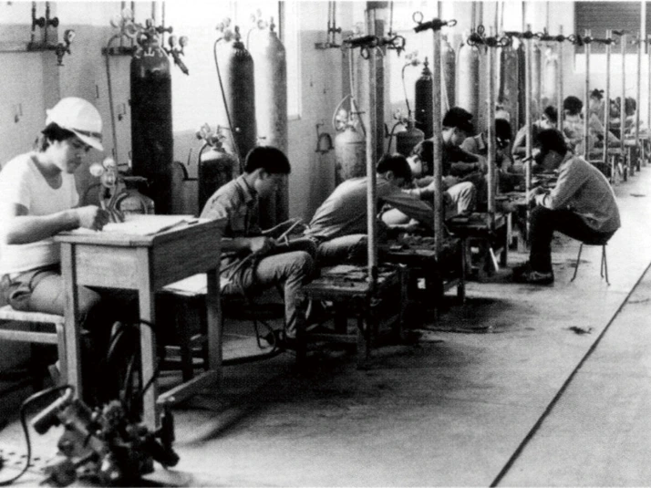 The craft school in Taitung was a novelty in Taiwan and was able to train students very well thanks to good equipment and competent teachers. The picture shows the workshop set up for welding work in the East Training Centre in 1965 (SMB archive). The craft school in Taitung was a novelty in Taiwan and was able to train students very well thanks to good equipment and competent teachers. The picture shows the workshop set up for welding work in the East Training Centre in 1965 (SMB archive).